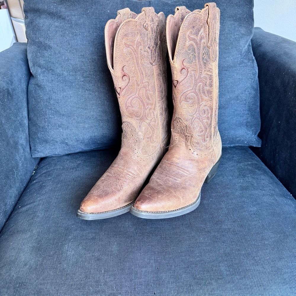 Justin women’s brown embroidered boots size 6.5B